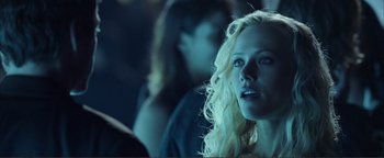 Movie still from “Kiss Kiss Bang Bang” (2005), directed by Shane Black – A woman with long blonde hair is looking up; Close Up shot, Low angle