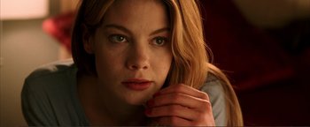 Movie still from “Kiss Kiss Bang Bang” (2005), directed by Shane Black – A person with long blonde hair; Close Up shot, Low angle