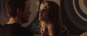 Movie still from “Kiss Kiss Bang Bang” (2005), directed by Shane Black – A man and a woman are looking at each other; Close Up shot, Over the shoulder angle