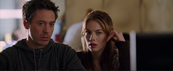 Movie still from “Kiss Kiss Bang Bang” (2005), directed by Shane Black – A man and a woman sitting next to each other in a room; Close Up shot, Over the shoulder angle