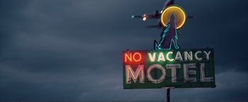 Movie still from “Kiss Kiss Bang Bang” (2005), directed by Shane Black – A neon sign that reads " no vacancy motel "; Extreme Wide shot, Low angle