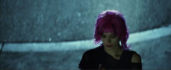 Movie still from “Kiss Kiss Bang Bang” (2005), directed by Shane Black – A woman with purple hair is looking down; Close Up shot, Over the shoulder angle