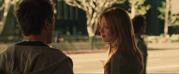 Movie still from “Kiss Kiss Bang Bang” (2005), directed by Shane Black – A woman with long red hair is talking to a man; Close Up shot, Over the shoulder angle