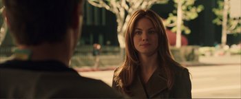 Movie still from “Kiss Kiss Bang Bang” (2005), directed by Shane Black – A beautiful young woman standing next to a tree; Close Up shot, Over the shoulder angle