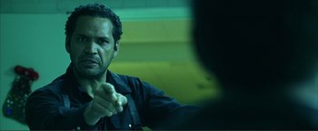 Movie still from “Kiss Kiss Bang Bang” (2005), directed by Shane Black – A man in a black shirt is talking to someone; Close Up shot, Low angle
