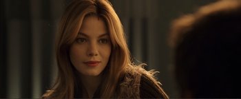 Movie still from “Kiss Kiss Bang Bang” (2005), directed by Shane Black – A person with long blonde hair; Close Up shot, Over the shoulder angle