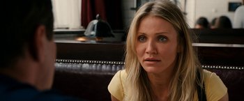 Movie still from “Knight and Day” (2010), directed by James Mangold – A person sitting on a couch; Close Up shot, Over the shoulder angle