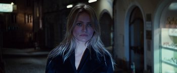 Movie still from “Knight and Day” (2010), directed by James Mangold – A person with long hair; Close Up shot, Over the shoulder angle