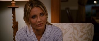 Movie still from “Knight and Day” (2010), directed by James Mangold – A person sitting on a couch; Close Up shot, Over the shoulder angle