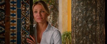 Movie still from “Knight and Day” (2010), directed by James Mangold – A woman in a white shirt is standing in front of a tree; Close Up shot, Over the shoulder angle