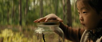 Movie still from “Knock at the Cabin” (2023), directed by M. Night Shyamalan – A person's hand is touching the lid of a glass jar; Close Up shot, Low angle