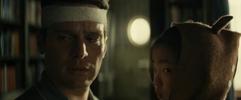 Movie still from “Knock at the Cabin” (2023), directed by M. Night Shyamalan – A man and a woman with bandages on their heads; Close Up shot, Over the shoulder angle