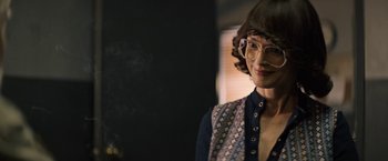 Movie still from “The Last Rampage” (2017), directed by Dwight H. Little – A woman wearing glasses standing in front of a wall; Close Up shot, Over the shoulder angle