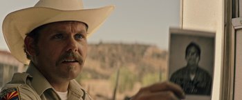 Movie still from “The Last Rampage” (2017), directed by Dwight H. Little – A man in a cowboy hat is standing in front of a fence; Close Up shot, Over the shoulder angle