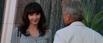 Movie still from “Last Vegas” (2013), directed by Jon Turteltaub – A man and a woman are standing next to each other; Close Up shot, Over the shoulder angle