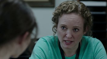 Movie still from “Leave No Trace” (2018), directed by Debra Granik – A woman in a green shirt is talking to another woman; Close Up shot, Over the shoulder angle