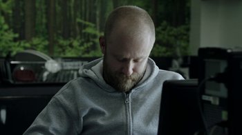 Movie still from “Leave No Trace” (2018), directed by Debra Granik – A man with a beard is looking at a computer screen; Close Up shot, Low angle