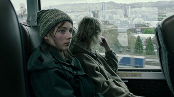 Movie still from “Leave No Trace” (2018), directed by Debra Granik – A woman and a man sitting next to each other on a bus; Close Up shot, Over the shoulder angle