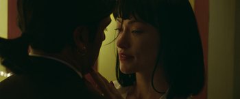 Movie still from “Life Itself” (2018), directed by Dan Fogelman – A man and a woman are looking into each others eyes; Close Up shot, Over the shoulder angle