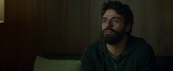Movie still from “Life Itself” (2018), directed by Dan Fogelman – A man with a beard is sitting on a couch; Close Up shot, Over the shoulder angle