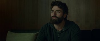 Movie still from “Life Itself” (2018), directed by Dan Fogelman – A man with a beard is sitting on a couch; Close Up shot, Over the shoulder angle