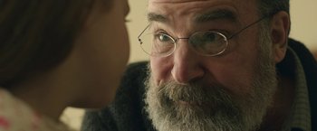 Movie still from “Life Itself” (2018), directed by Dan Fogelman – An older man with a beard and glasses looking at the camera; Extreme Close Up shot, Over the shoulder angle