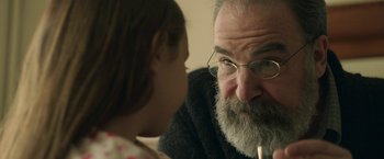 Movie still from “Life Itself” (2018), directed by Dan Fogelman – An older man and a young girl are talking to each other; Close Up shot, Over the shoulder angle