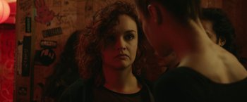 Movie still from “Life Itself” (2018), directed by Dan Fogelman – A woman with curly red hair is looking at a man; Close Up shot, Over the shoulder angle