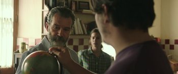 Movie still from “Life Itself” (2018), directed by Dan Fogelman – A man with long hair and a gray beard is looking at a woman with short black hair; Close Up shot, Over the shoulder angle