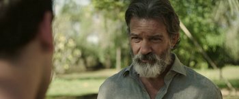 Movie still from “Life Itself” (2018), directed by Dan Fogelman – An older man with a beard and a gray shirt; Close Up shot, Over the shoulder angle