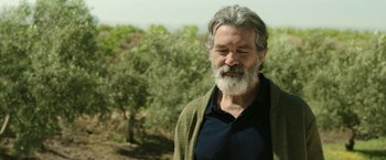 Movie still from “Life Itself” (2018), directed by Dan Fogelman – An older man with a beard and a sweater; Close Up shot, Over the shoulder angle