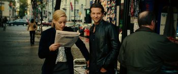 Movie still from “Limitless” (2011), directed by Neil Burger – A man and a woman standing next to each other on the street; Medium shot, Over the shoulder angle