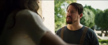 Movie still from “Logan Lucky” (2017), directed by Steven Soderbergh – A man and a woman talking to each other; Close Up shot, Over the shoulder angle