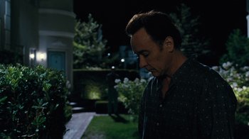 Movie still from “Love & Mercy” (2014), directed by Bill Pohlad – A man standing in front of a building at night; Medium shot, Over the shoulder angle