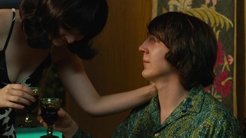 Movie still from “Love & Mercy” (2014), directed by Bill Pohlad – A man and a woman are looking at each other; Medium shot, Over the shoulder angle