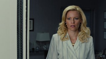 Movie still from “Love & Mercy” (2014), directed by Bill Pohlad – A woman with blonde hair standing in front of a mirror; Close Up shot, Over the shoulder angle