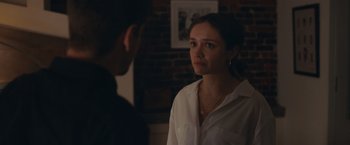 Movie still from “Little Fish” (2020), directed by Chad Hartigan – A woman in a white shirt is talking to a man; Close Up shot, Over the shoulder angle