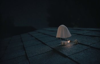Movie still from “Marcel the Shell with Shoes On” (2021), directed by Dean Fleischer Camp – A lamp that is on top of a roof; Extreme Wide shot, Low angle