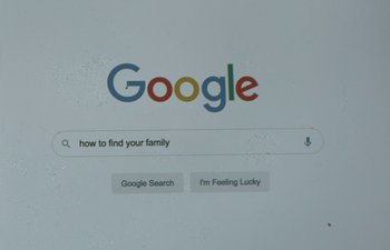 Movie still from “Marcel the Shell with Shoes On” (2021), directed by Dean Fleischer Camp – A computer screen showing a google search page; Extreme Close Up shot, High angle