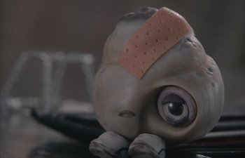Movie still from “Marcel the Shell with Shoes On” (2021), directed by Dean Fleischer Camp – An animal with a bandage on its head; Extreme Close Up shot, High angle