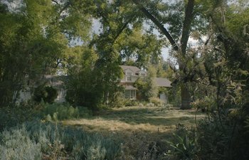 Movie still from “Marcel the Shell with Shoes On” (2021), directed by Dean Fleischer Camp – A house in the middle of a lush green field; Extreme Wide shot, High angle