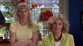 Movie still from “Meet the Fockers” (2004), directed by Jay Roach – Two women sitting in front of each other in front of a window; Close Up shot, Low angle