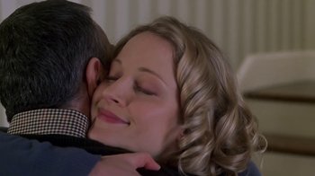 Movie still from “Meet the Parents” (2000), directed by Jay Roach – A man and a woman are kissing in a room; Close Up shot, Over the shoulder angle