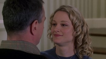 Movie still from “Meet the Parents” (2000), directed by Jay Roach – A man and a woman talking to each other; Close Up shot, Over the shoulder angle