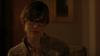 Movie still from “Men, Women & Children” (2014), directed by Jason Reitman – A woman wearing glasses sitting on a couch; Close Up shot, Over the shoulder angle