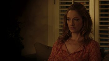 Movie still from “Men, Women & Children” (2014), directed by Jason Reitman – A person sitting on a couch; Close Up shot, Over the shoulder angle