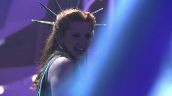 Movie still from “Miss Congeniality” (2000), directed by Donald Petrie – A woman with a statue of liberty on her head; Medium shot, Low angle