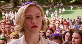 Movie still from “Mona Lisa Smile” (2003), directed by Mike Newell – A group of young people standing in front of a woman; Close Up shot, Over the shoulder angle