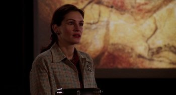 Movie still from “Mona Lisa Smile” (2003), directed by Mike Newell – A woman standing in front of a projector screen; Close Up shot, Over the shoulder angle