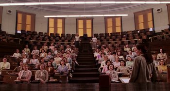 Movie still from “Mona Lisa Smile” (2003), directed by Mike Newell – A large group of people sitting in a lecture hall; Extreme Wide shot, High angle
